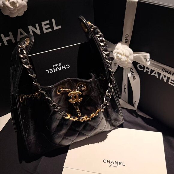 Classic CHANEL Bag: A Stylish and Versatile Choice for Elegance - Picture 3 of 5